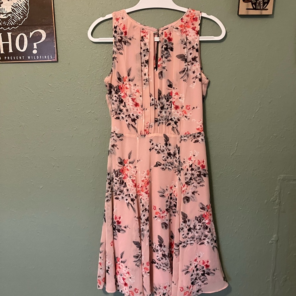 Spring Floral Keyhole Dress - Picture 5 of 11